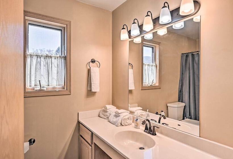 Charming Buena Vista Home W/ Hot Tub + Deck!