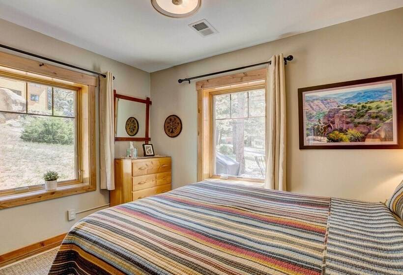 Charming Estes Park Cabin W/ 2 Private Patios!