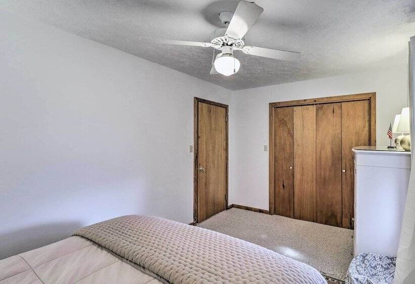 Walk To White River: Home W/ Deck In Flippin!