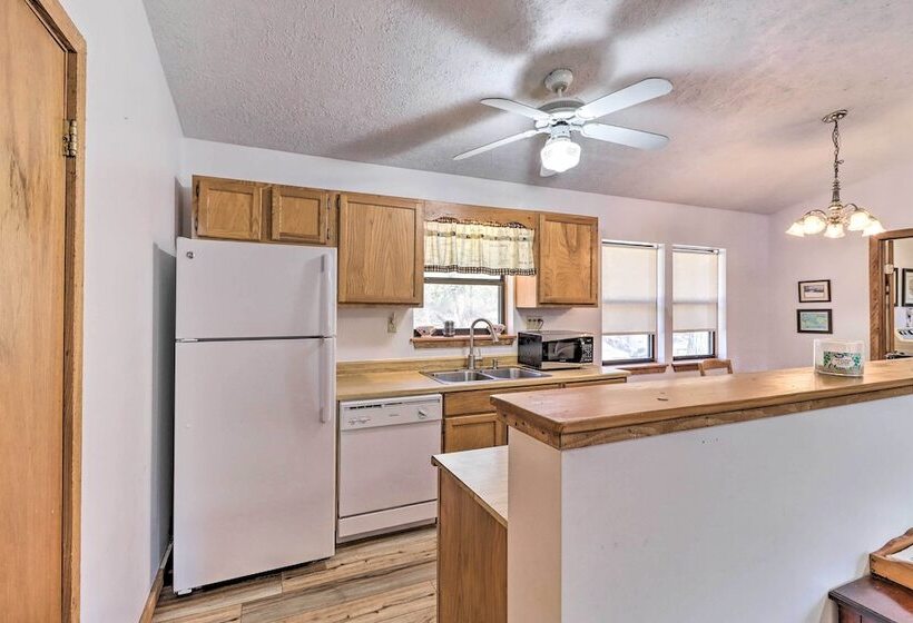 Walk To White River: Home W/ Deck In Flippin!