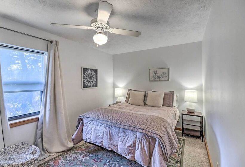 Walk To White River: Home W/ Deck In Flippin!