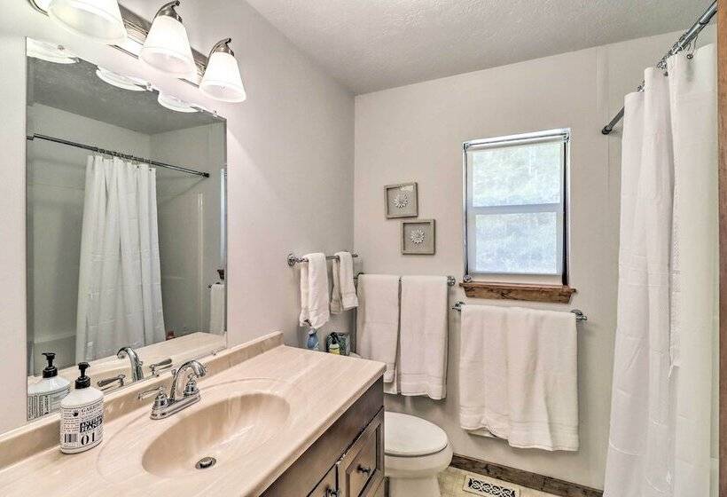 Walk To White River: Home W/ Deck In Flippin!