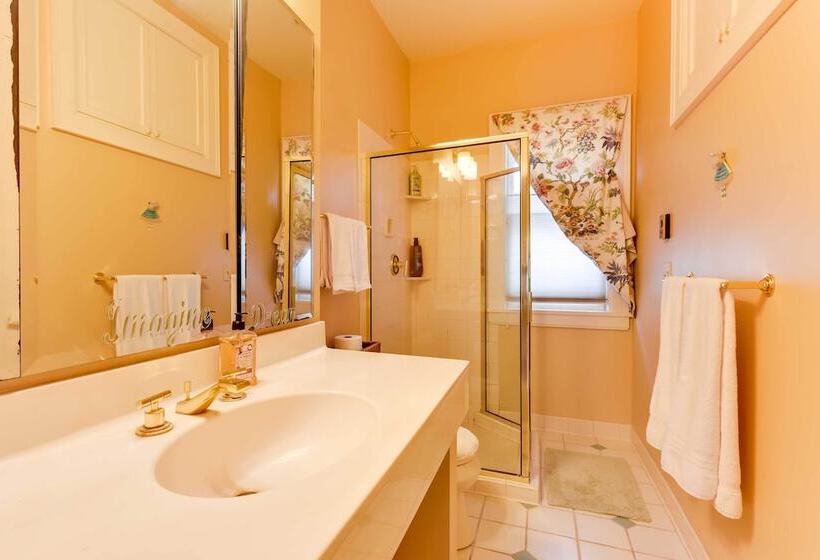 Charming Mpls Home W/ Patio Walk To Uptown!