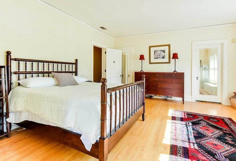 Charming Mpls Home W/ Patio Walk To Uptown!