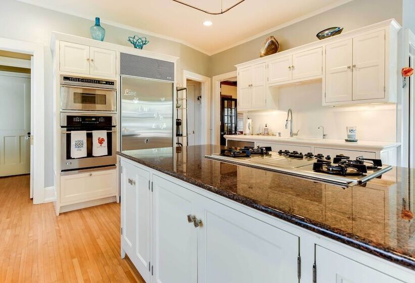 Charming Mpls Home W/ Patio Walk To Uptown!