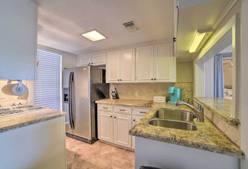 Private Dock: Charming & Spacious Rockport Abode!