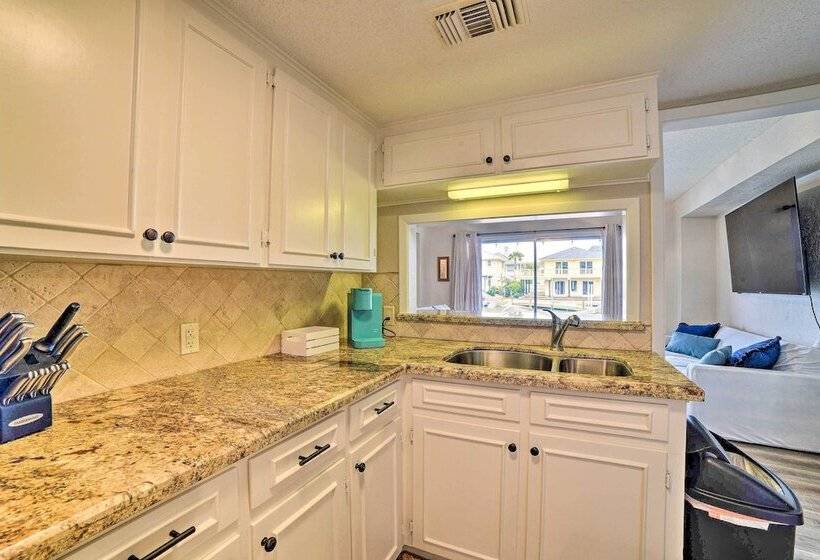 Private Dock: Charming & Spacious Rockport Abode!