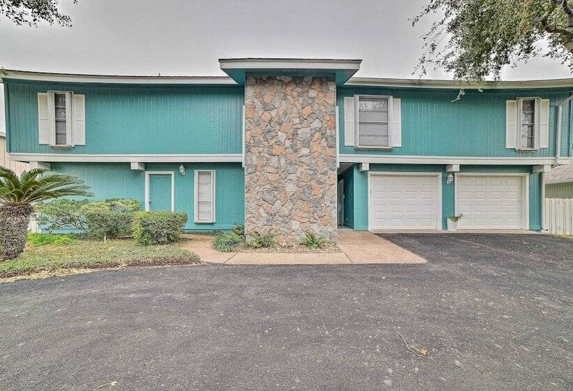 Private Dock: Charming & Spacious Rockport Abode!