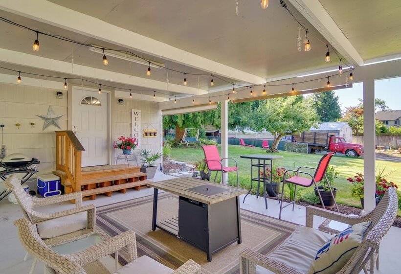 Charming Updated Retreat Walk To Lake Stevens!