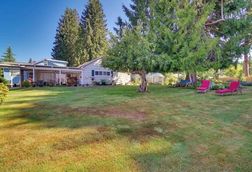 Charming Updated Retreat Walk To Lake Stevens!