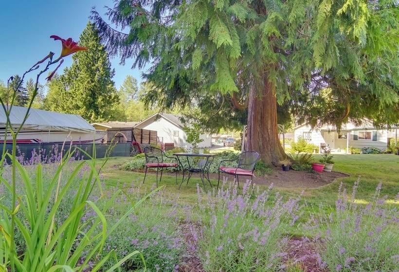 Charming Updated Retreat Walk To Lake Stevens!