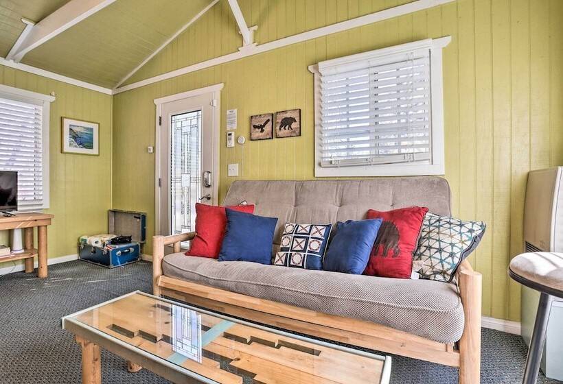 Cheerful Cabin Near Hiking & Big Bear Lake!