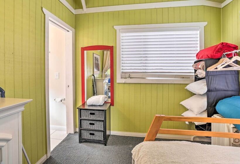 Cheerful Cabin Near Hiking & Big Bear Lake!