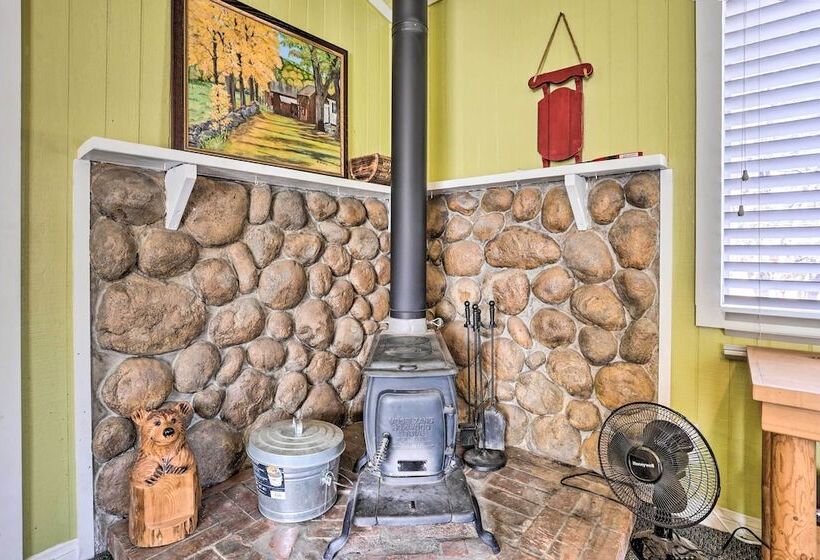 Cheerful Cabin Near Hiking & Big Bear Lake!