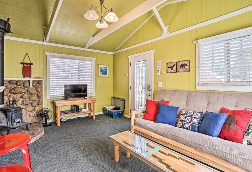 Cheerful Cabin Near Hiking & Big Bear Lake!