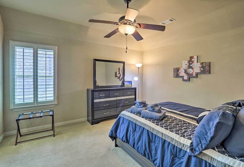 Chic Family Friendly Home In Irving W/ Yard!