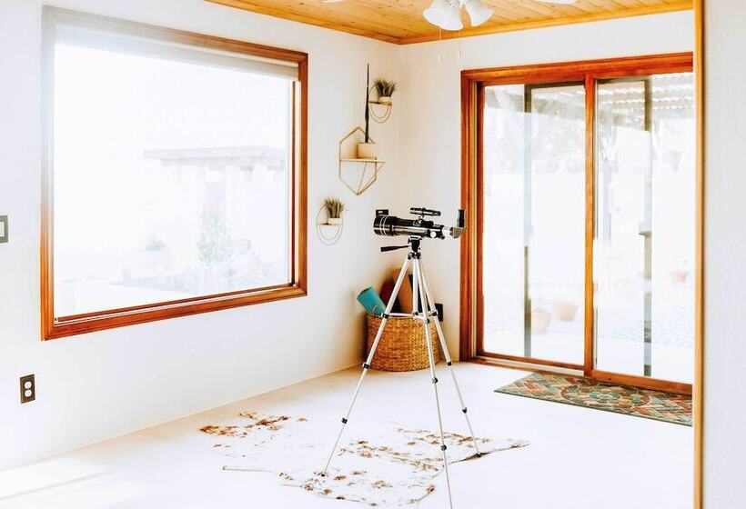 Chic Joshua Tree Pad W/ Mountain Views & Hot Tub