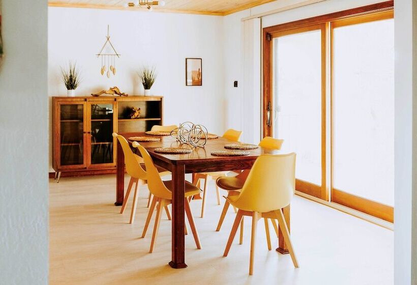 Chic Joshua Tree Pad W/ Mountain Views & Hot Tub