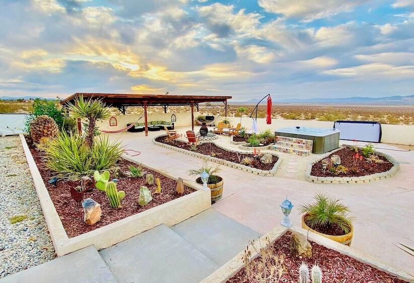 Chic Joshua Tree Pad W/ Mountain Views & Hot Tub