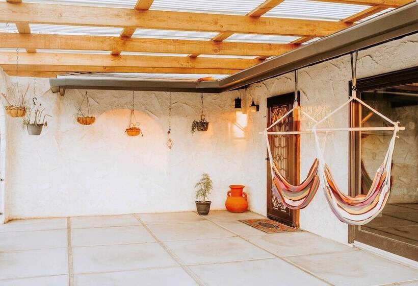 Chic Joshua Tree Pad W/ Mountain Views & Hot Tub