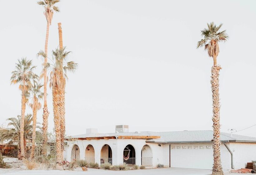 Chic Joshua Tree Pad W/ Mountain Views & Hot Tub