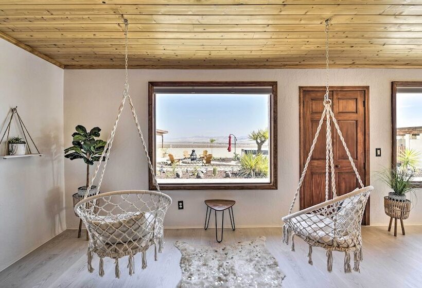 Chic Joshua Tree Pad W/ Mountain Views & Hot Tub