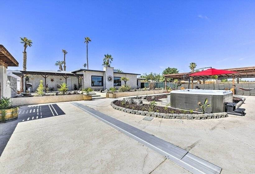 Chic Joshua Tree Pad W/ Mountain Views & Hot Tub