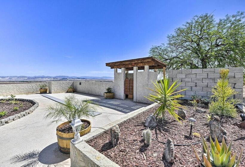 Chic Joshua Tree Pad W/ Mountain Views & Hot Tub