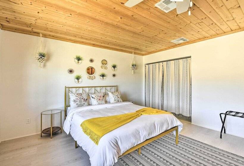 Chic Joshua Tree Pad W/ Mountain Views & Hot Tub