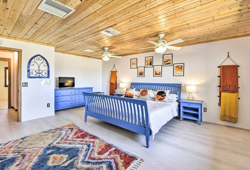 Chic Joshua Tree Pad W/ Mountain Views & Hot Tub