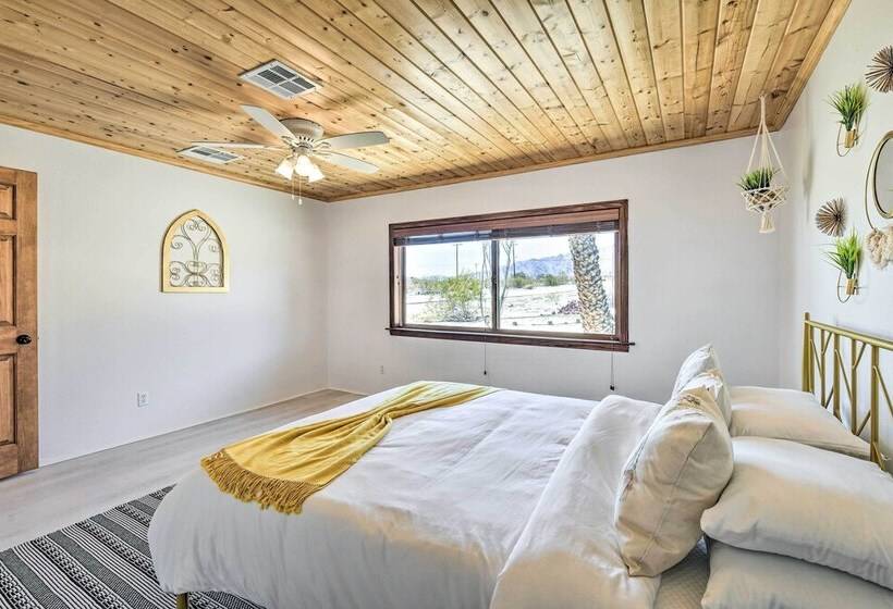 Chic Joshua Tree Pad W/ Mountain Views & Hot Tub