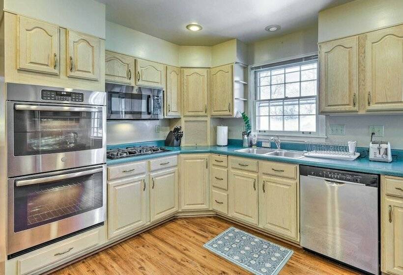 Cincinnati Vacation Rental: 5 Mi To Downtown!