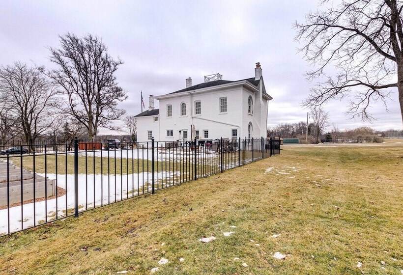 Classic Brookfield Home ~ 14 Mi To Milwaukee!