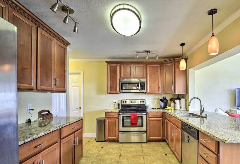 Single Story Home W/ Hot Tub   Pets Welcome!