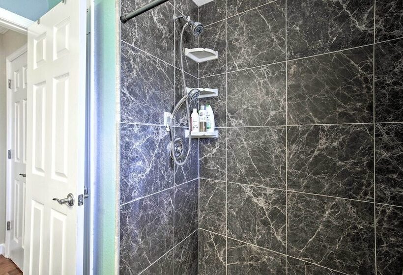 Single Story Home W/ Hot Tub   Pets Welcome!