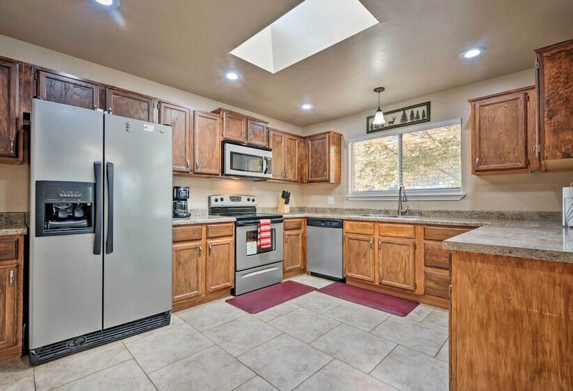 Coastal Retreat Near Redwoods & 2 Miles To Beach!