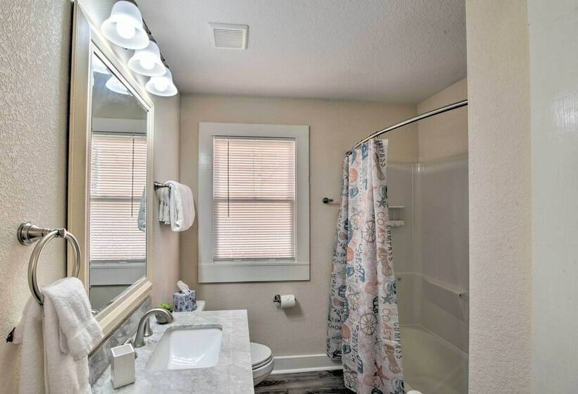 Bright Galveston Bungalow: 1/2 Mi To Pleasure Pier