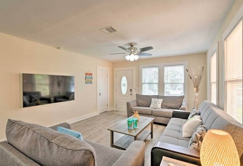 Bright Galveston Bungalow: 1/2 Mi To Pleasure Pier