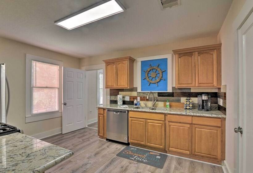 Bright Galveston Bungalow: 1/2 Mi To Pleasure Pier