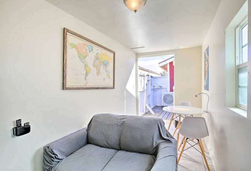 8 Mi To Aquarium: Long Beach Bungalow W/ Patio!