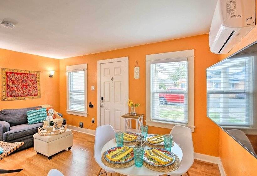 8 Mi To Aquarium: Long Beach Bungalow W/ Patio!