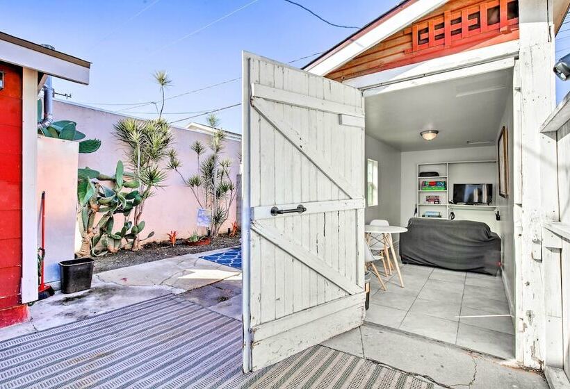 8 Mi To Aquarium: Long Beach Bungalow W/ Patio!