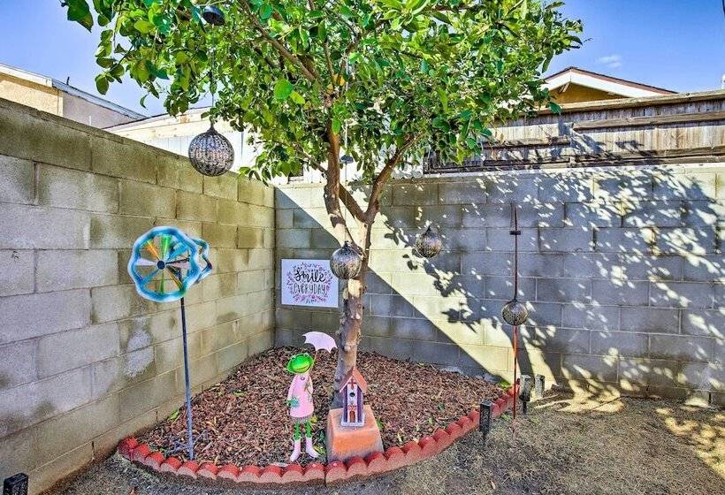 8 Mi To Aquarium: Long Beach Bungalow W/ Patio!