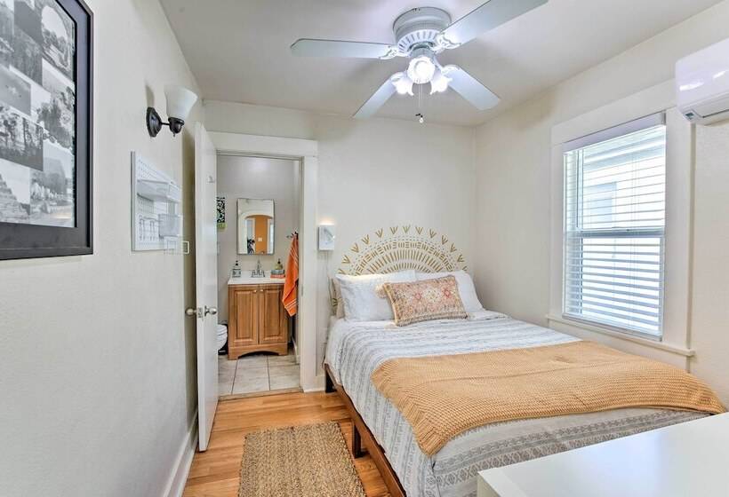 8 Mi To Aquarium: Long Beach Bungalow W/ Patio!