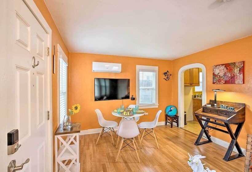 8 Mi To Aquarium: Long Beach Bungalow W/ Patio!