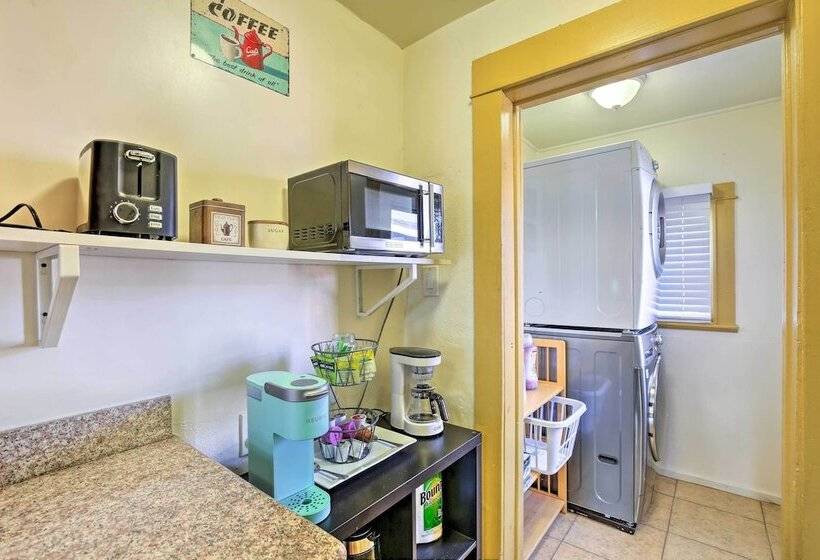 8 Mi To Aquarium: Long Beach Bungalow W/ Patio!