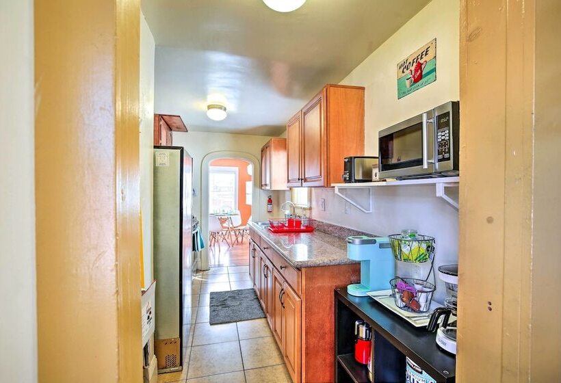 8 Mi To Aquarium: Long Beach Bungalow W/ Patio!