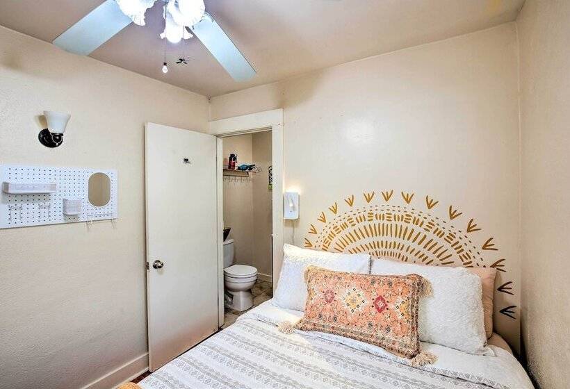 8 Mi To Aquarium: Long Beach Bungalow W/ Patio!