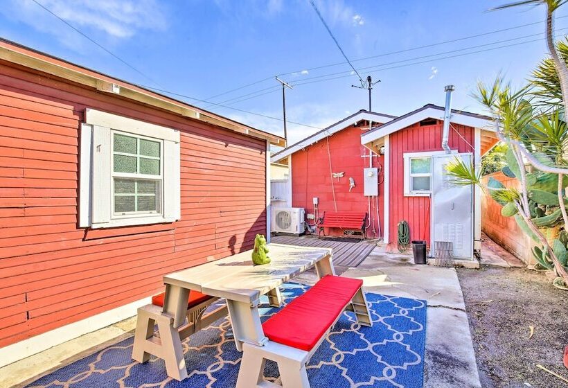 8 Mi To Aquarium: Long Beach Bungalow W/ Patio!