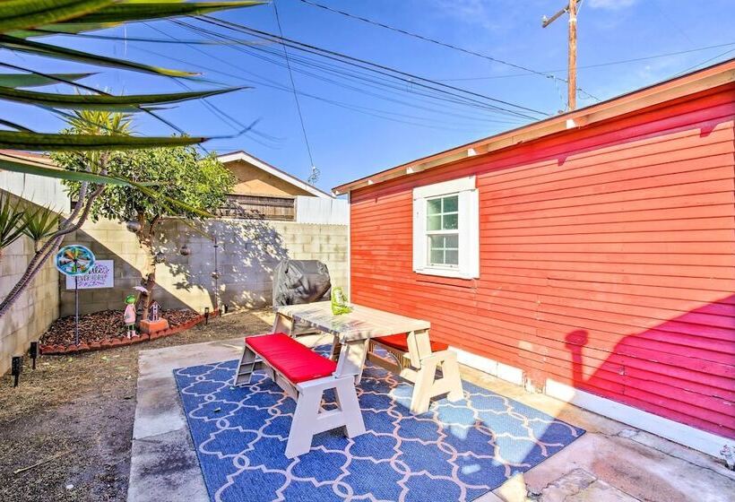 8 Mi To Aquarium: Long Beach Bungalow W/ Patio!